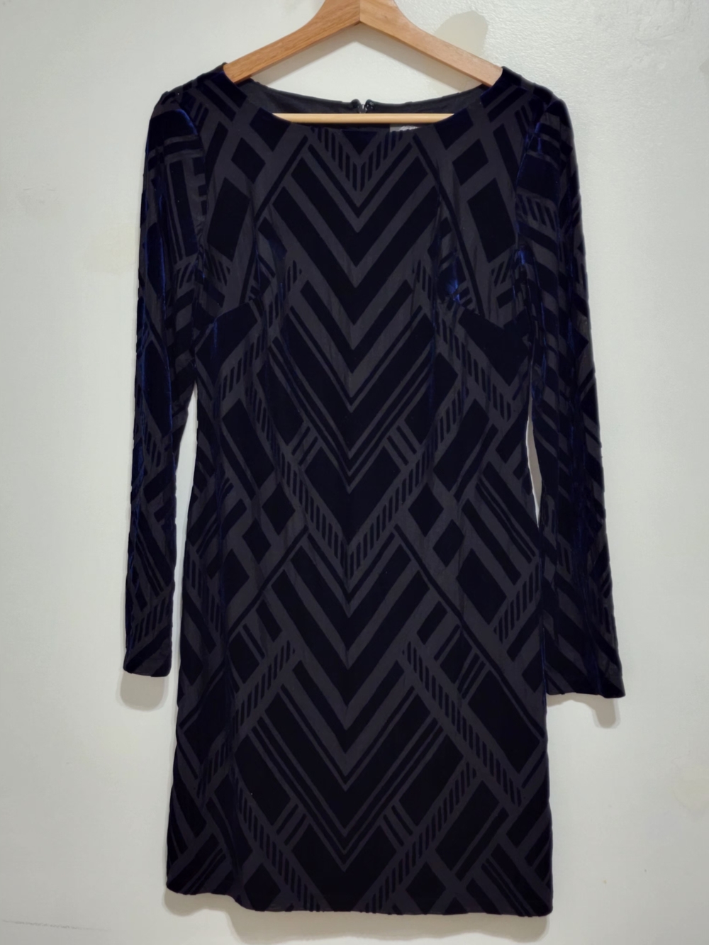 Vince Camuto velvet burnout geometric long-sleeve sheath dress Size 6 Elegant